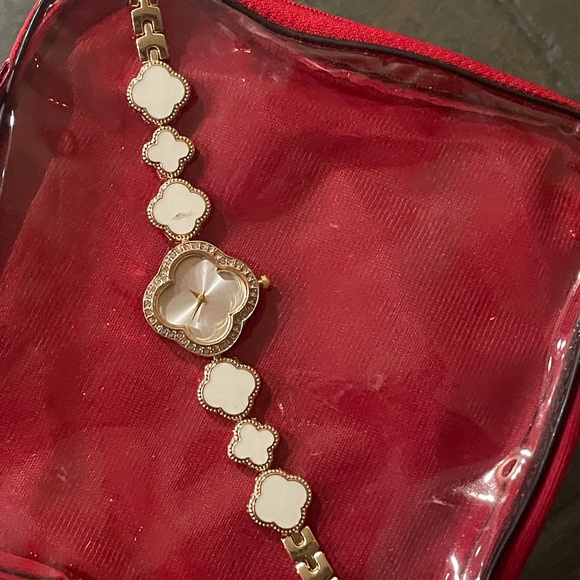 Elegant Gold and White Watch clover design - Picture 5 of 6